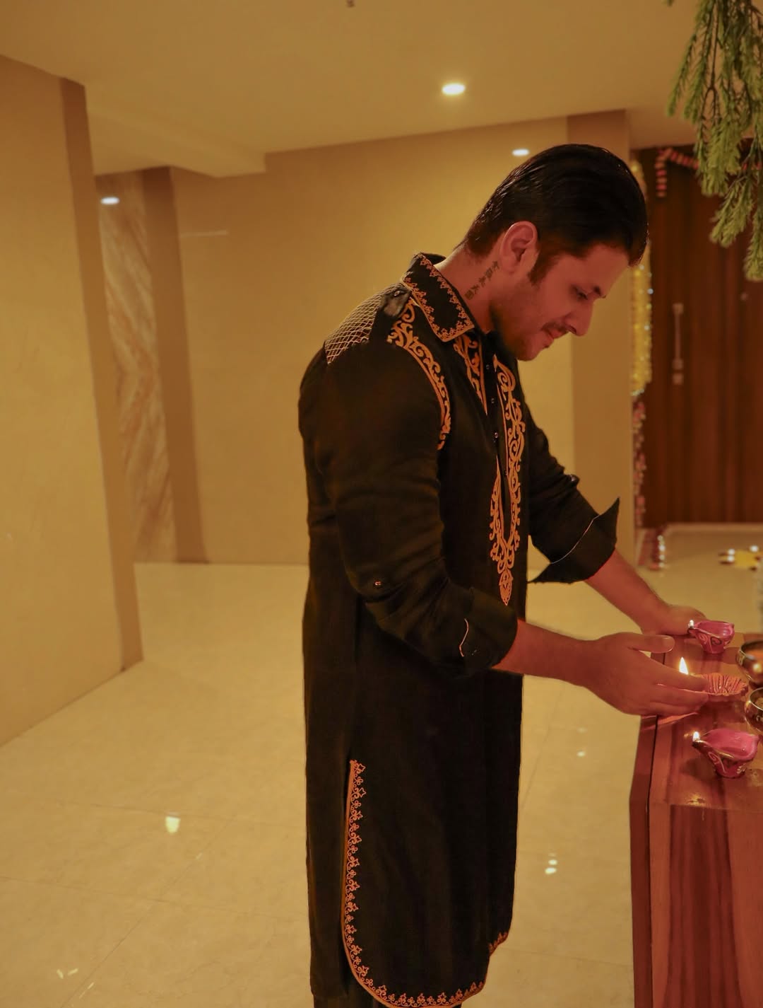 Karan Sharma In Wajad Black Pathani Kurta Set